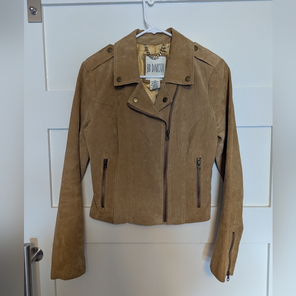 BB Dakota Medium Leather Moto Jacket in camel brown. Zipper Front.